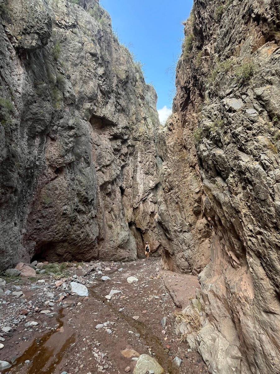 Explorando una quebrada de montaña
